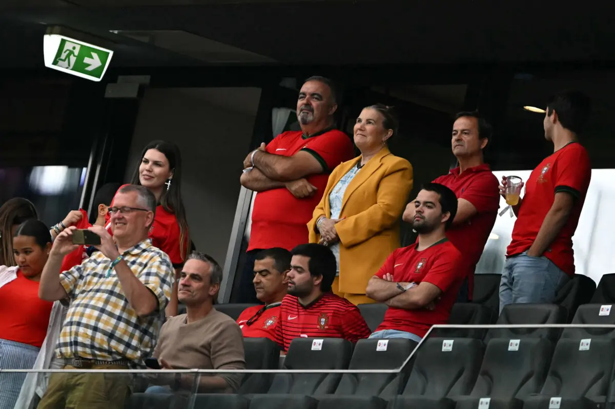 Imagem de contexto do artigo Ronaldo com apoio especial, cartazes insólitos e um pequeno invasor