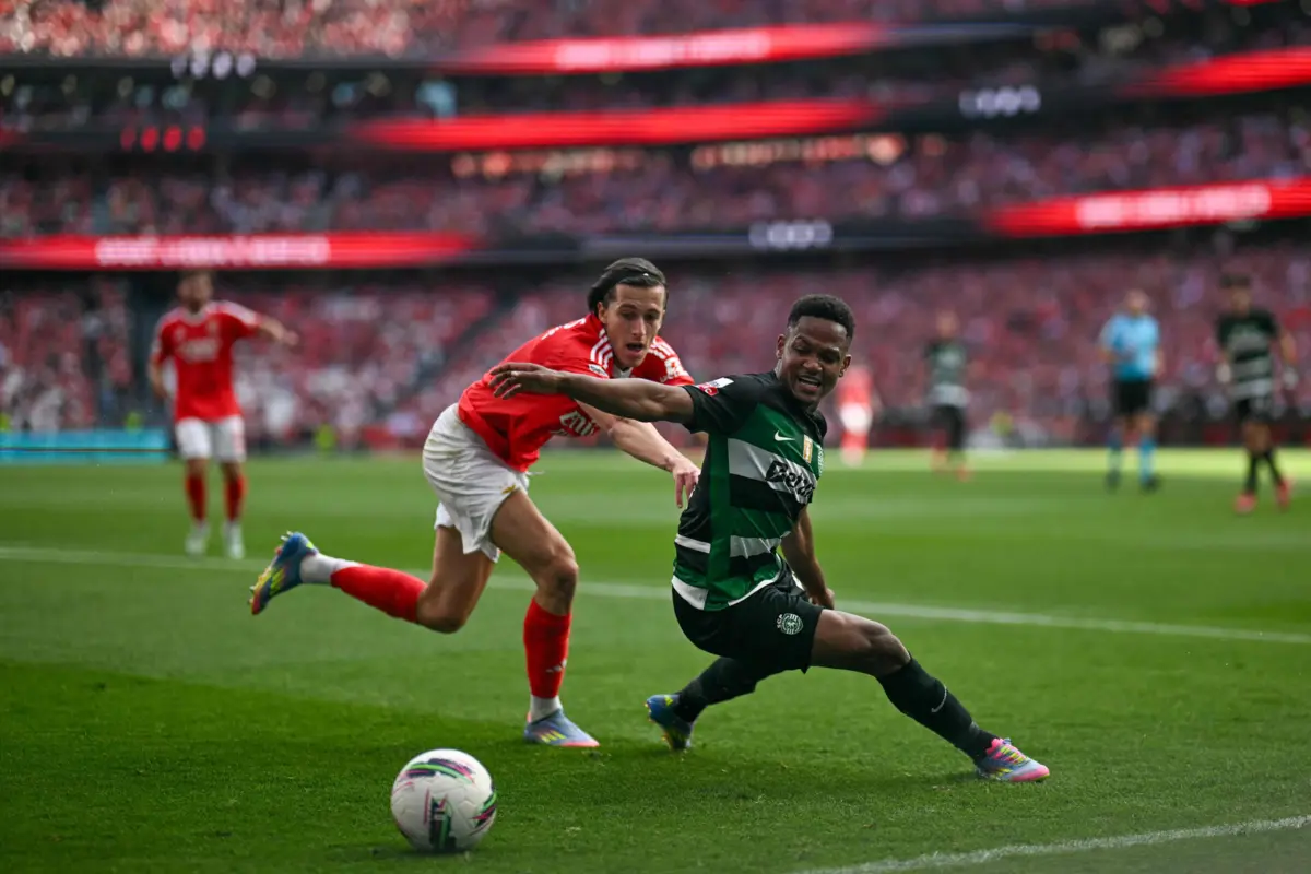 Álvaro Carreras com Catamo no recente dérbi (Créditos: AFP)