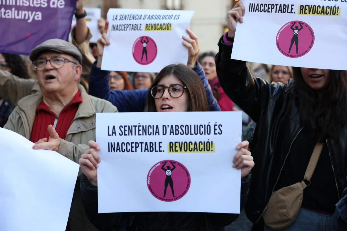 Protestos em Barcelona contra a absolvição de Dani Alves (Créditos: AFP)