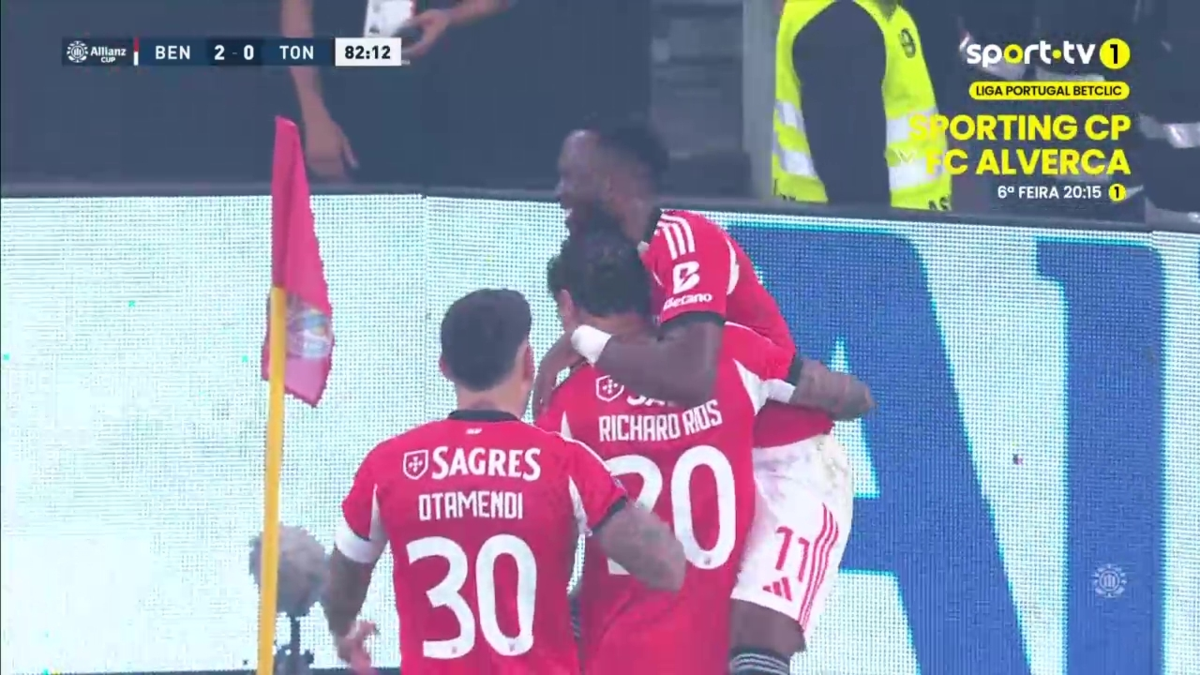 Imagem de contexto do artigo Benfica-Tondela: Richard Ríos senta um adversário e oferece o golo a Lukebakio. Ora veja