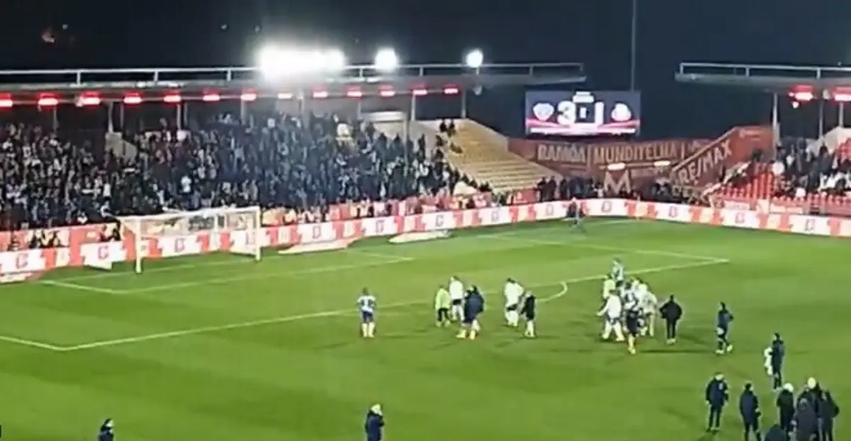 Imagem de contexto do artigo Adeptos do FC Porto pedem demissão e mostram lenços brancos a Vítor Bruno