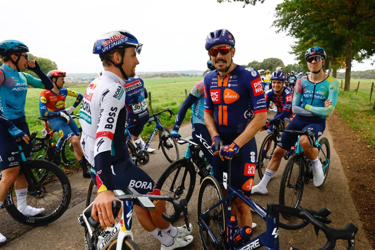 Imagem de contexto do artigo Carro em contramão obriga a cancelar etapa do Tour dos Países Baixos