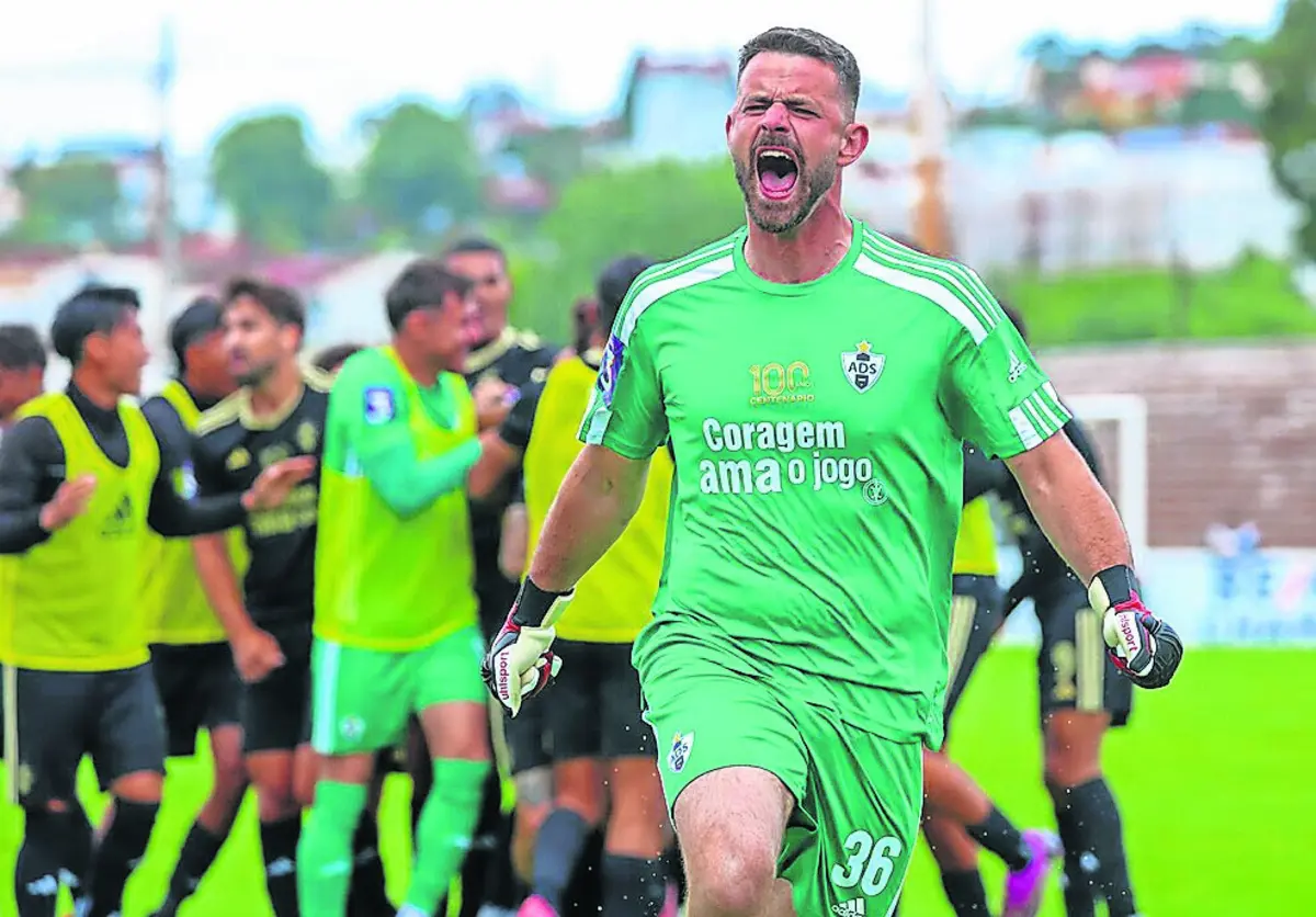 A felicidade de Diogo Almeida na hora de festejar a tão desejada permanência (Créditos: AD Sanjoanense)