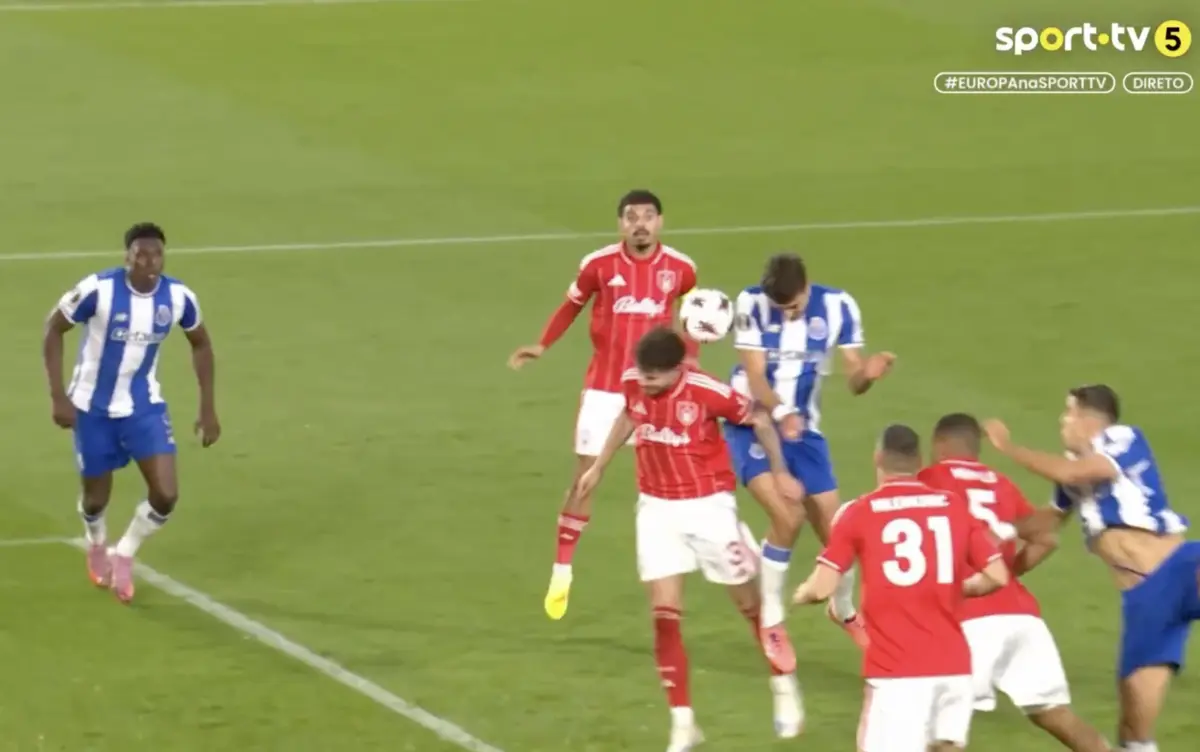 Imagem de contexto do artigo Nottingham Forest-FC Porto: golo de Bednarek anulado por fora de jogo de Samu