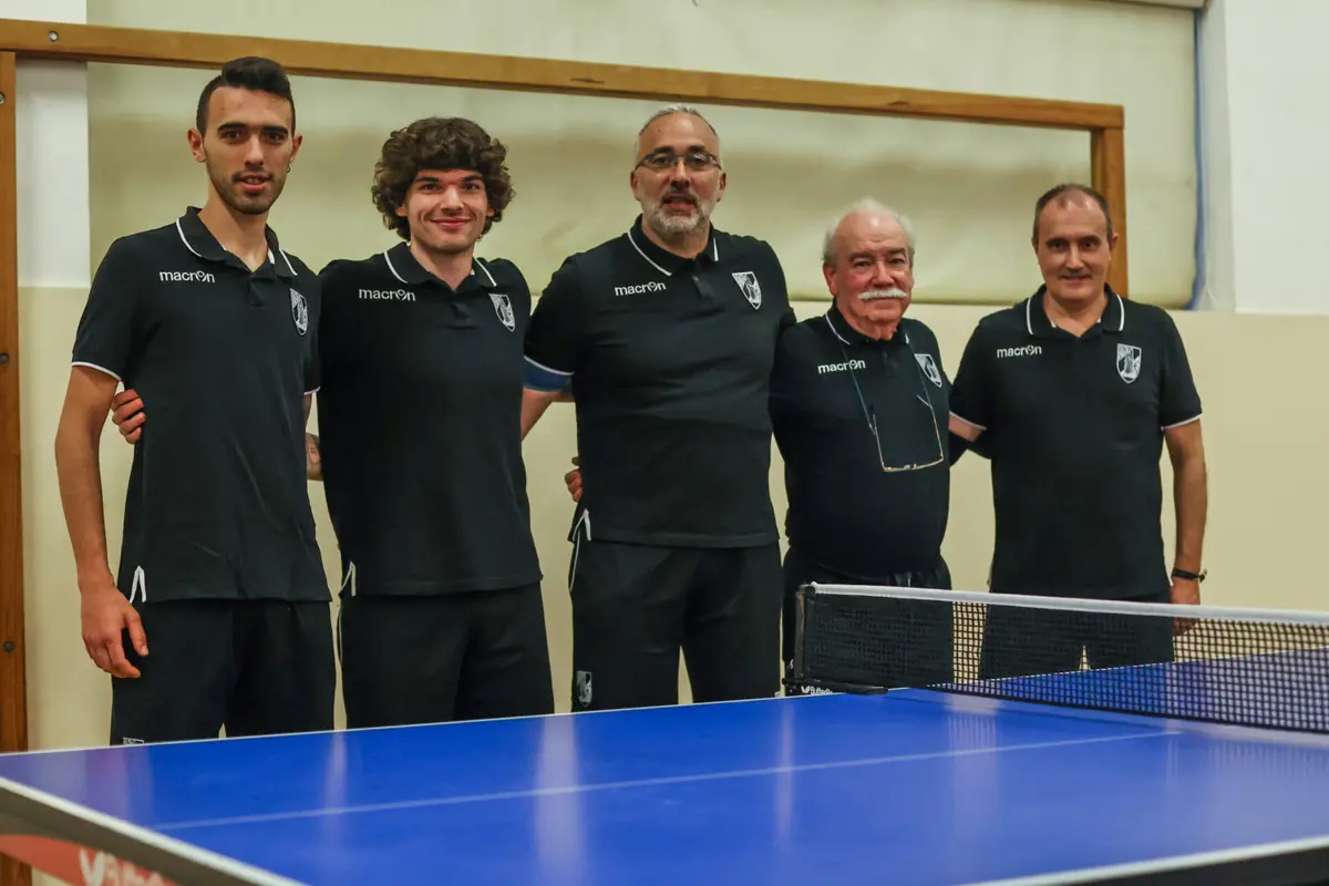 Fábio Pereira, primeiro a contar da esquerda (Créditos: Vitória Sport Clube)