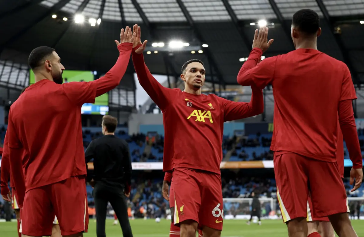 Alexander-Arnold ao centro (Créditos: EPA)