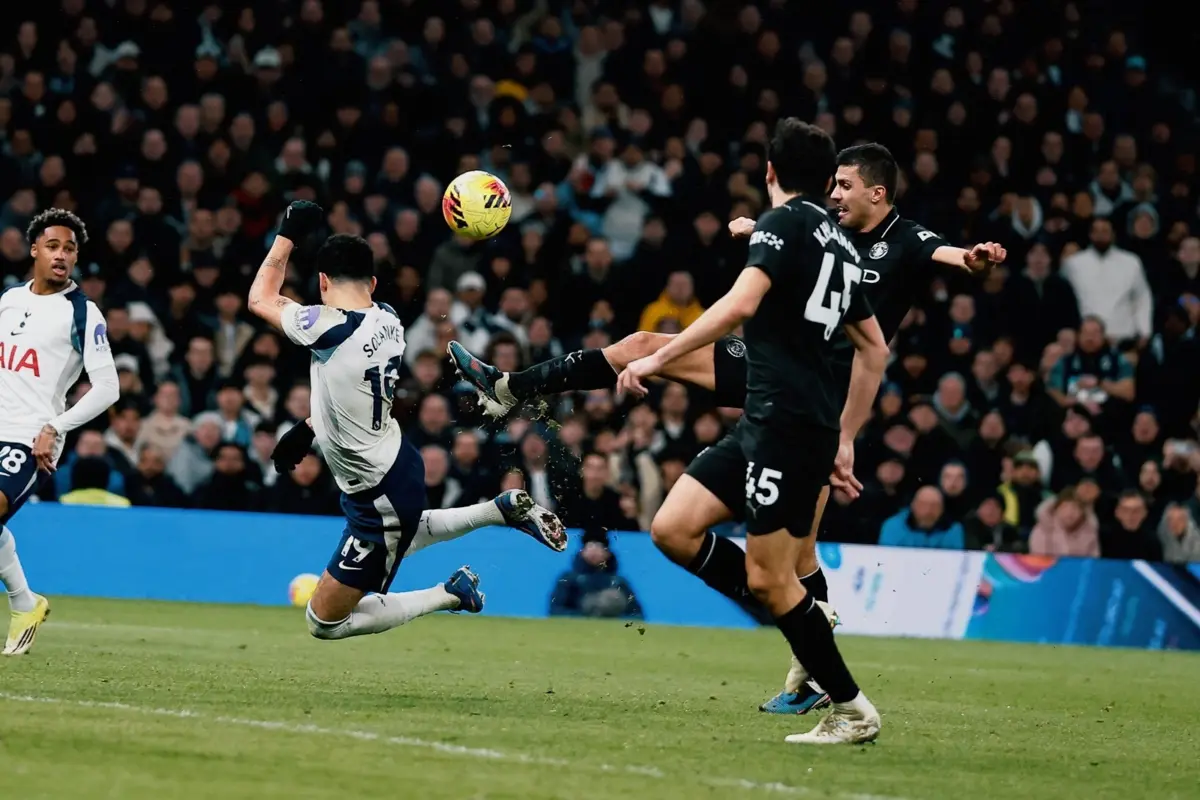 Golo "escorpião" de Solanke