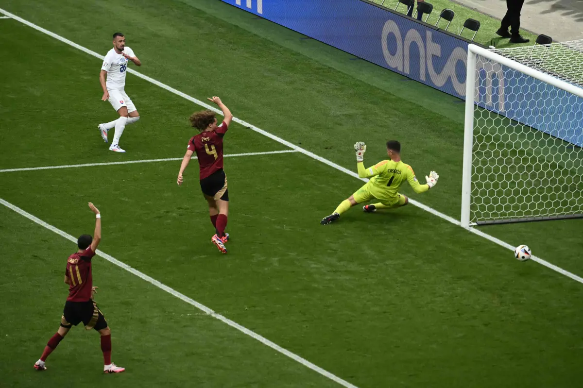 Schranz marca à Bélfgica (Angelos Tzortzinis / AFP)