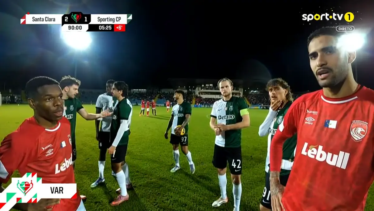 Imagem de contexto do artigo O que se passou nos 12 minutos de análise do VAR ao penálti no Santa Clara-Sporting