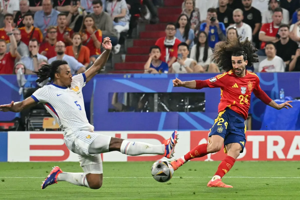 Koundé e Cucurella (Miguel MEDINA / AFP)