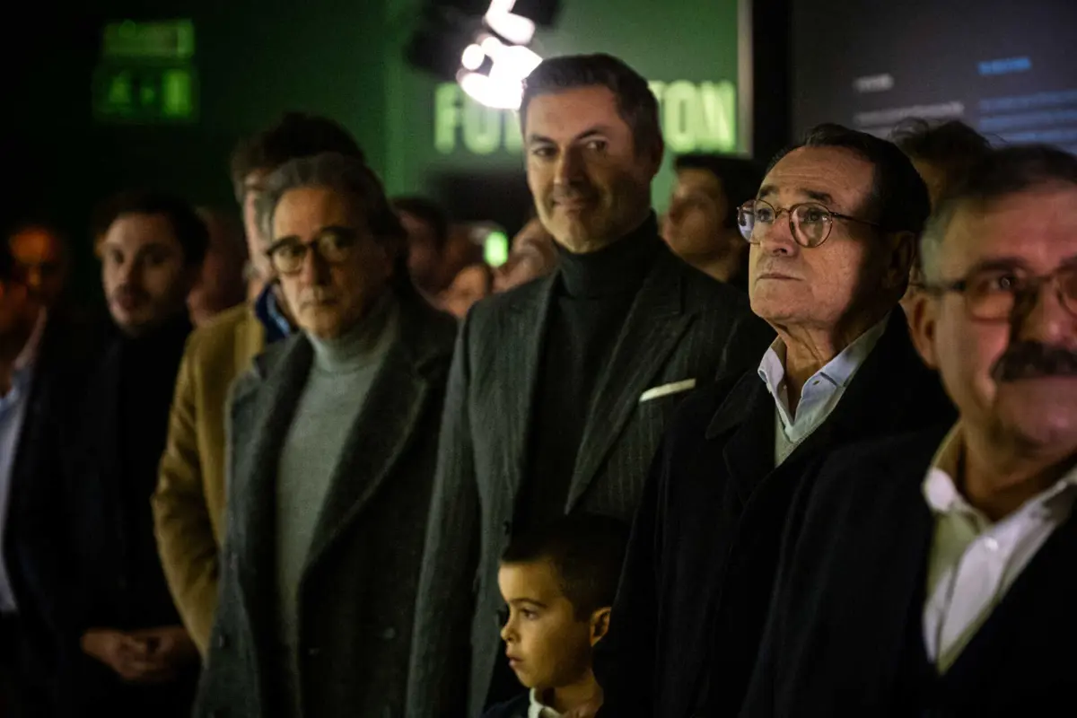 António Oliveira, à direita, a olhar para cima (Créditos: Igor Martins/Global Imagens)