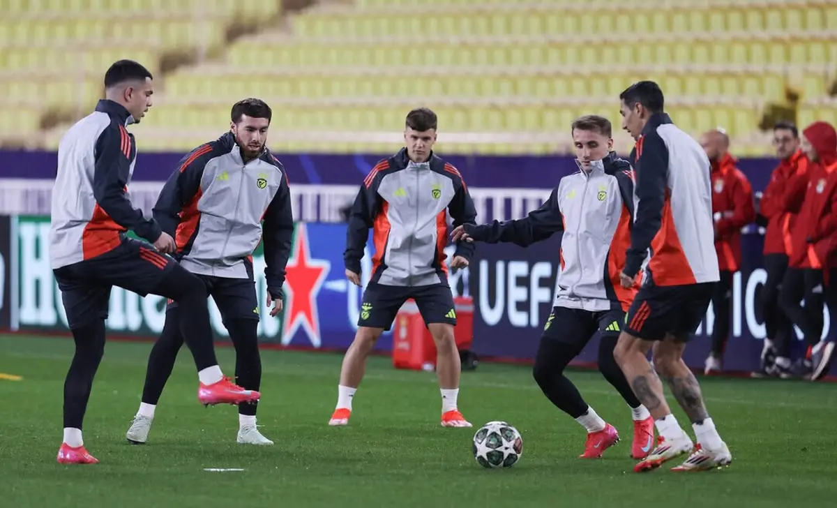 Samuel Dahl, ao centro da imagem (créditos: Benfica)