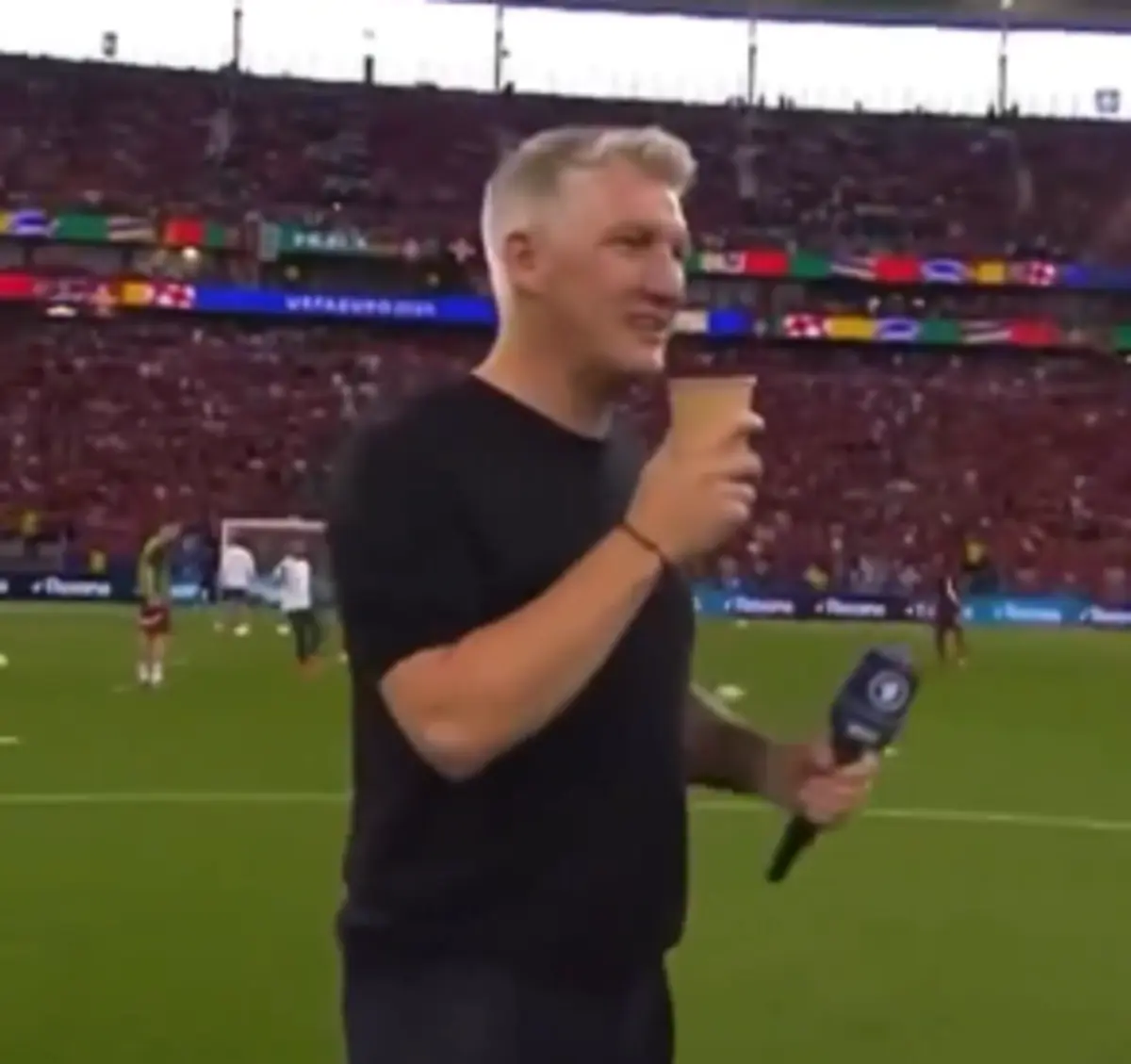 Imagem de contexto do artigo Insólito: Schweinsteiger enganou-se e falou em direto... para o café. Veja o vídeo