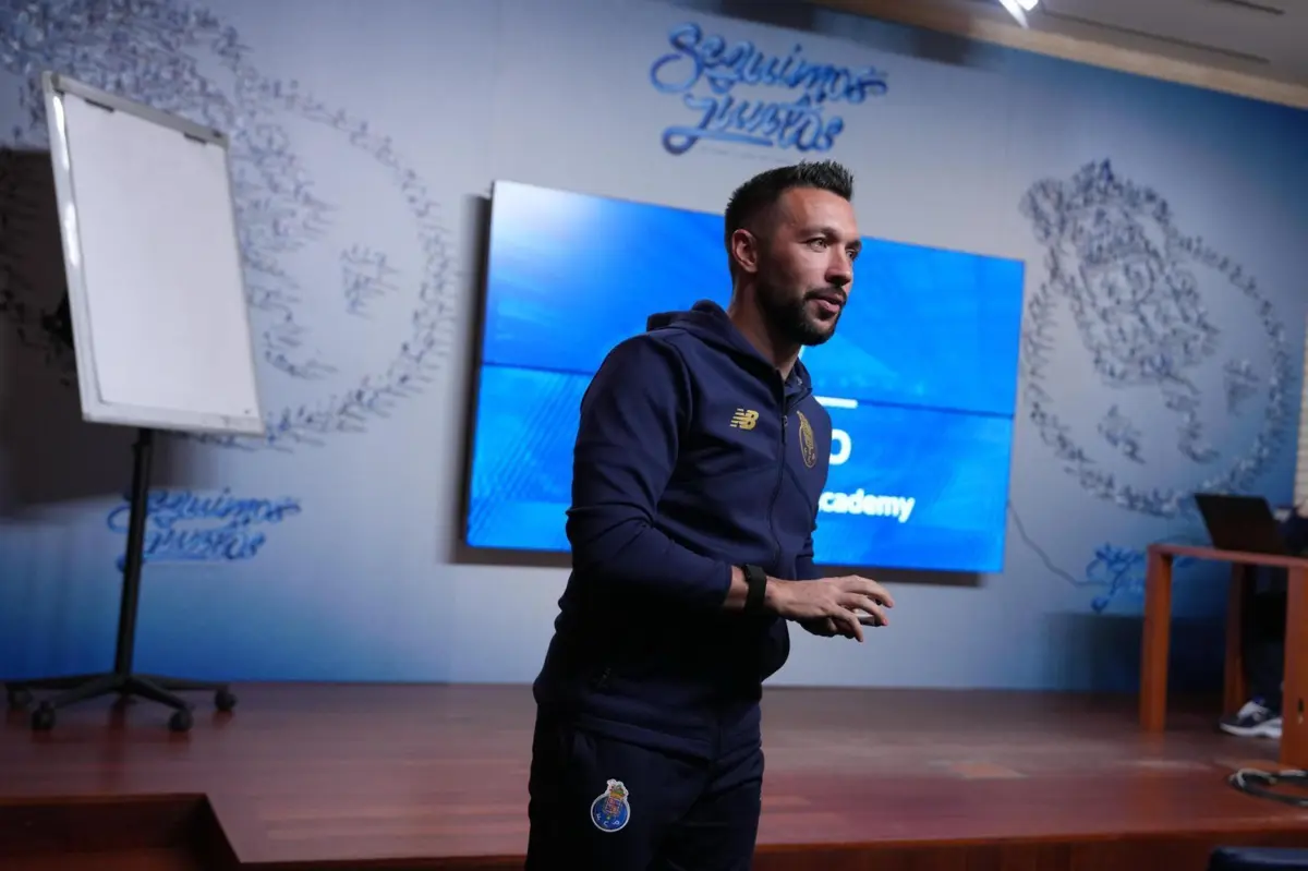 Imagem de contexto do artigo Farioli garante FC Porto alerta nos Açores: "Quatro estações do ano no mesmo jogo..."