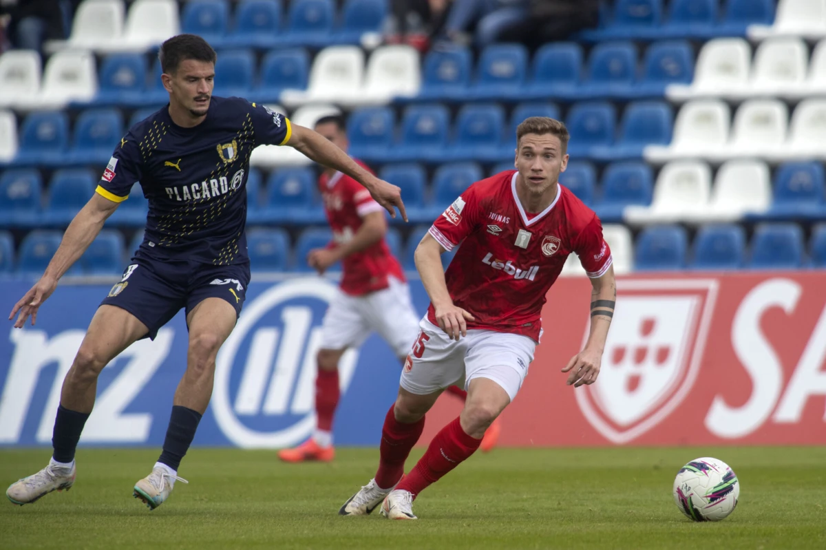 Topic à esquerda (Créditos: Lusa)