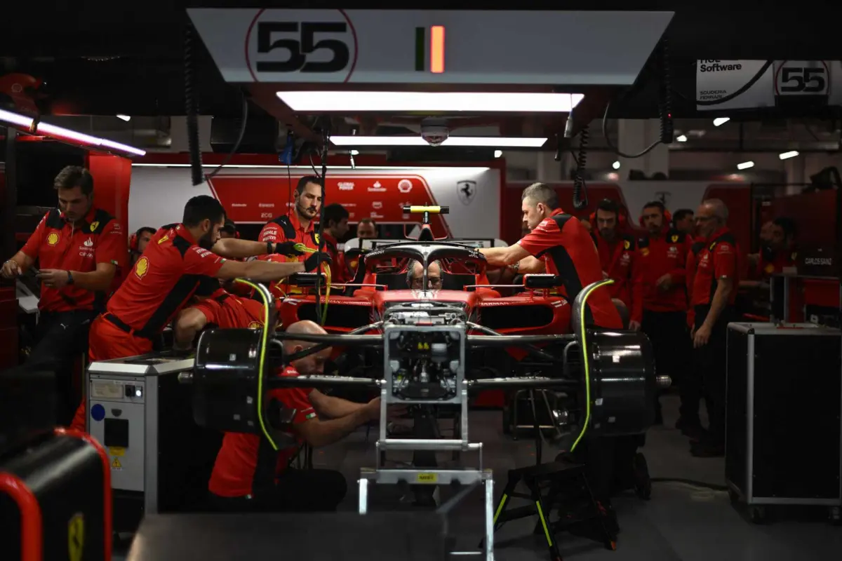 Imagem de contexto do artigo Polémica no GP Las Vegas: Carlos Sainz danificou carro devido a tampa de esgoto solta e é penalizado