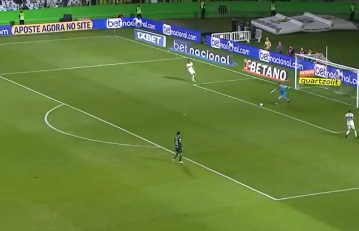 Imagem de contexto do artigo Saída de bola do Coritiba em foco nas redes sociais... pelos piores motivos: veja o lance