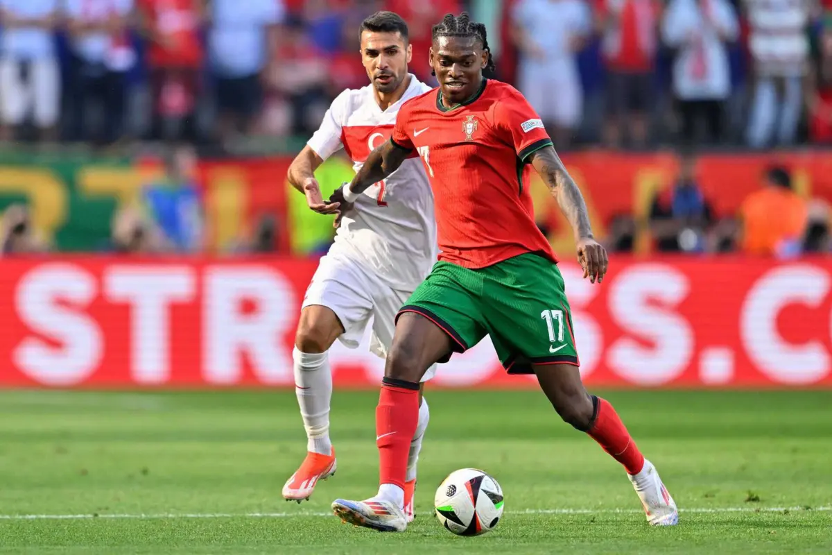 Rafael Leão com Celik (Créditos: INA FASSBENDER / AFP)