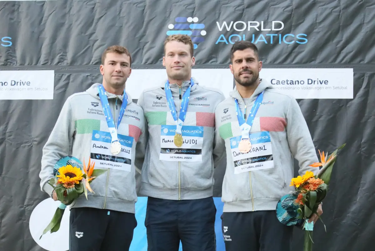 Marcelo Guidi no lugar mais alto do pódio (Reprodução: Federação Portuguesa de Natação)