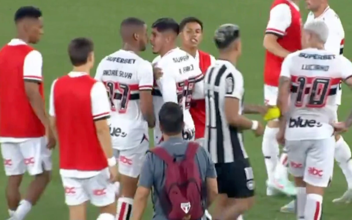 Imagem de contexto do artigo André Silva, ex-Vitória de Guimarães, pegou-se com um colega. Ora veja