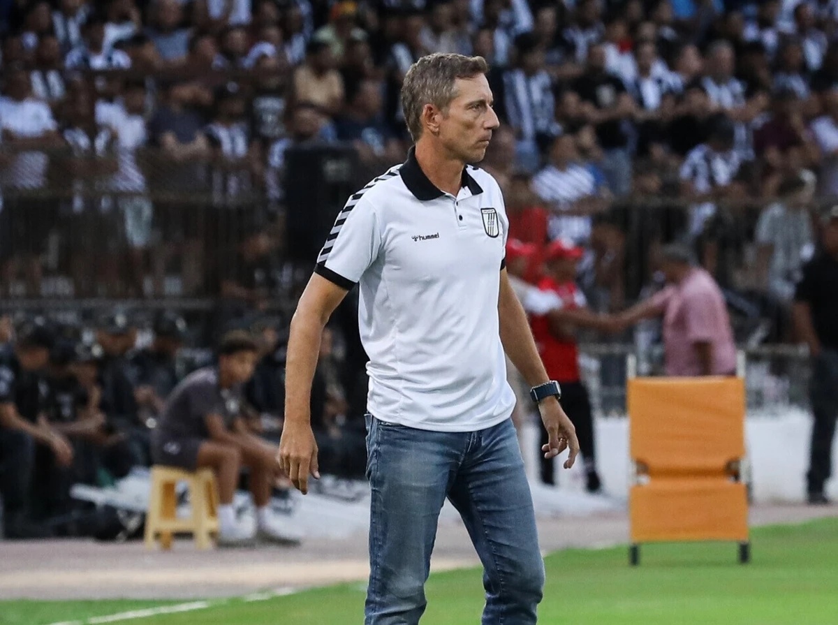 Imagem de contexto do artigo Alexandre Santos passa à fase de grupos da Taça Confederação de África