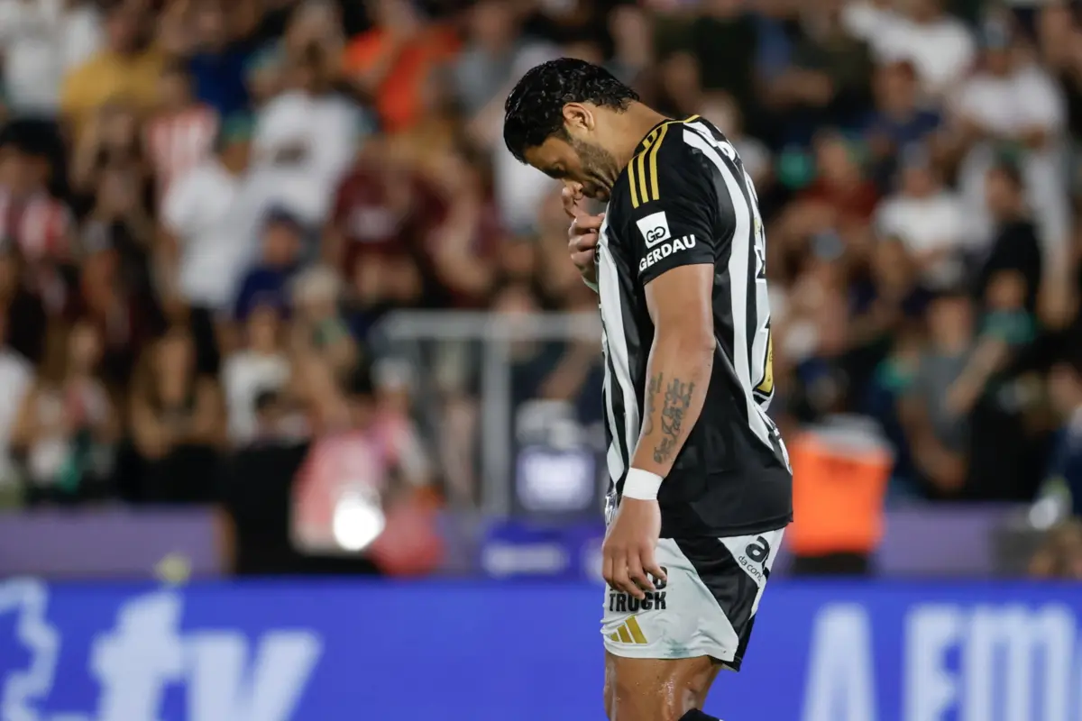 Hulk falhou um penálti no Lanús-Atlético Mineiro