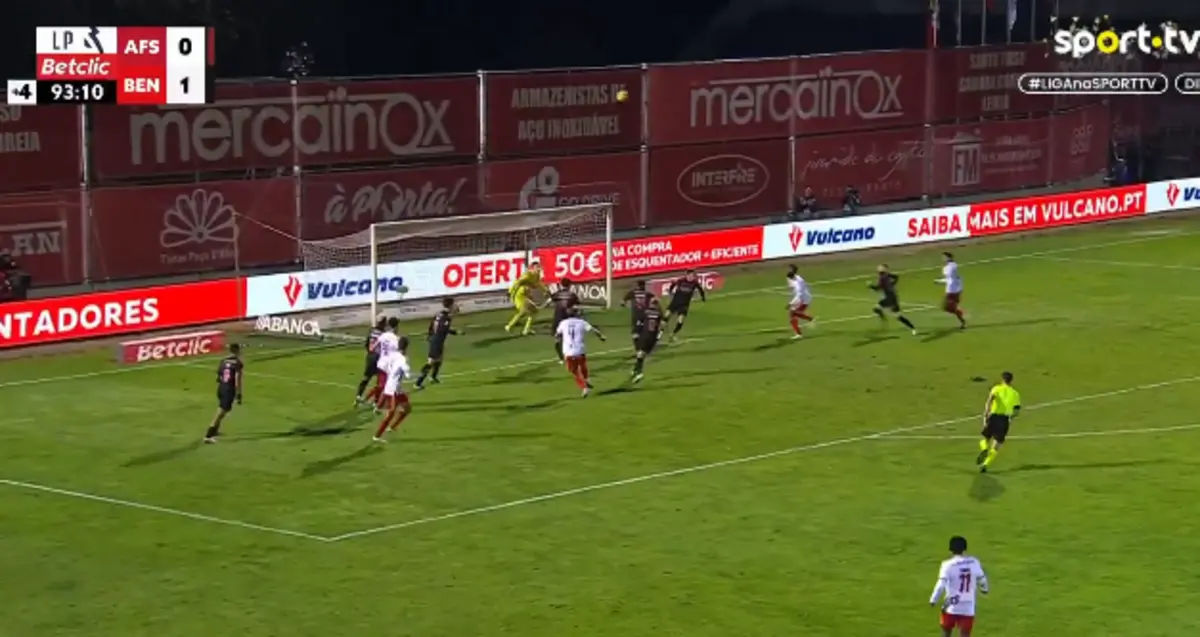 Imagem de contexto do artigo Devenish empata ao cair do pano e empata Benfica na Vila das Aves. Veja o golo