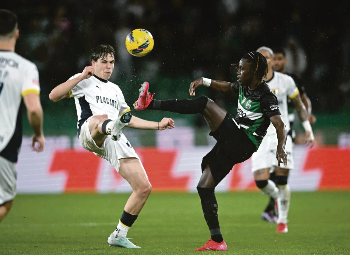 Gustavo Sá, aqui em luta com Quenda, é uma das joias famalicenses (créditos: AFP)