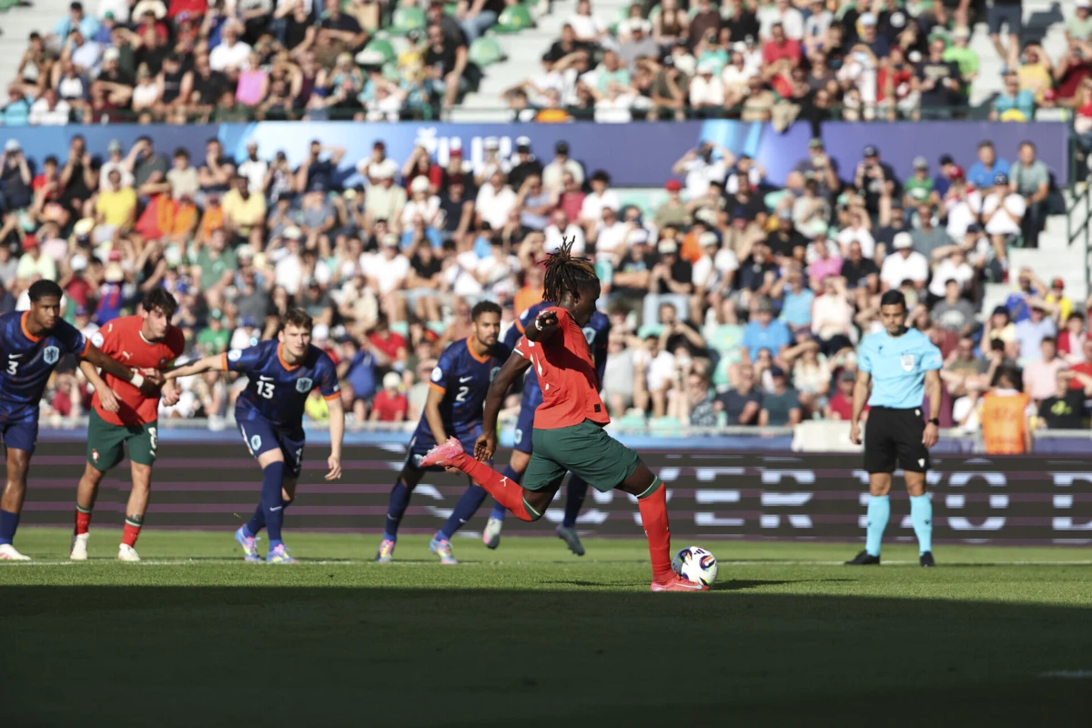 Imagem de contexto do artigo Quenda, Arrey-Mbi e Livramento no melhor onze do Europeu de sub-21