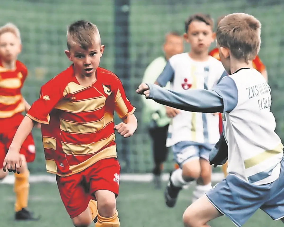 Oskar Pietuszeswki em criança, já com as cores do Jagiellonia Bialystok