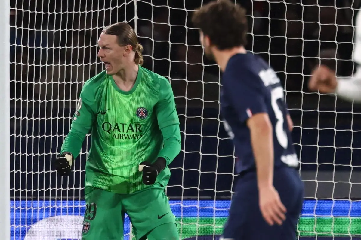 Matvei Safonov foi titular pelo PSG frente ao Rennes