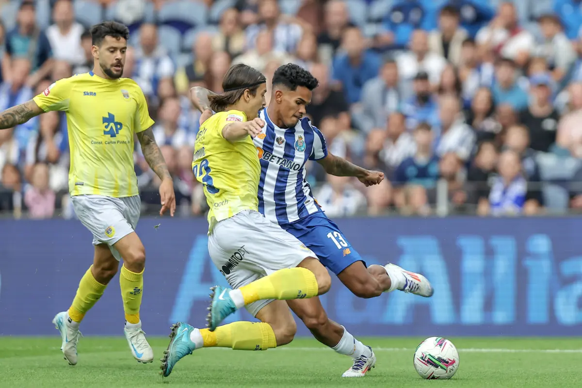 Popovic tenta travar Galeno (Créditos: Miguel Pereira/Global Imagens)