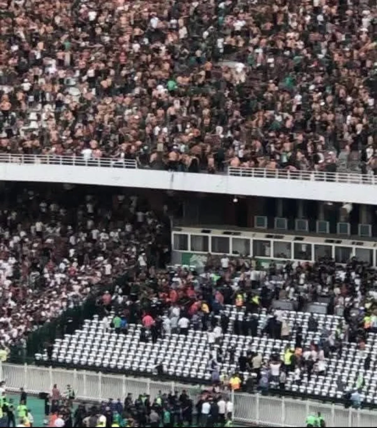 O gradeamento de segurança caiu provocando a morte de três pessoas nos festejos do MC Alger (créditos: Befootball/X)