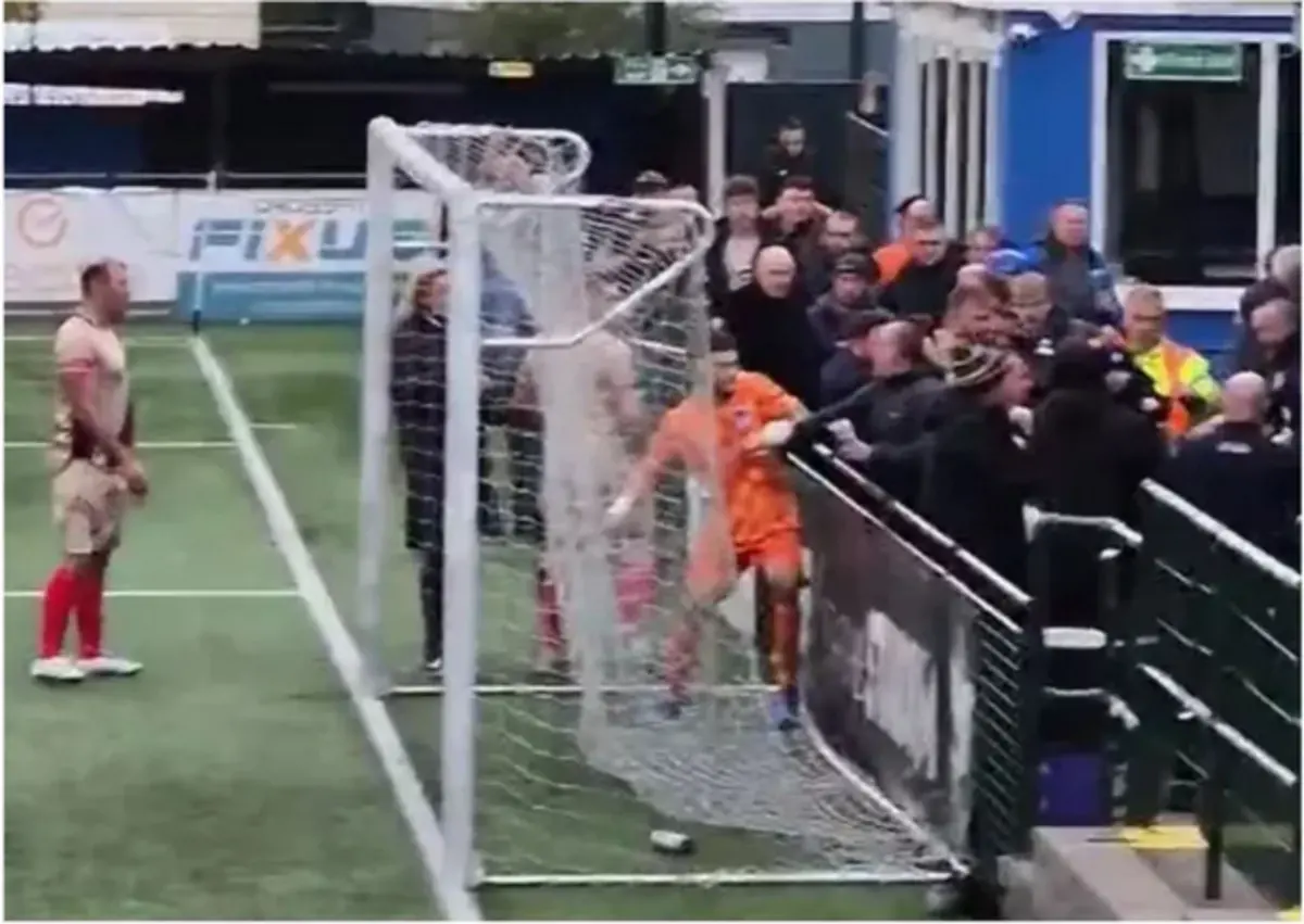 Imagem de contexto do artigo Jogo interrompido em Inglaterra por pancadaria entre jogadores e adeptos. Ora veja