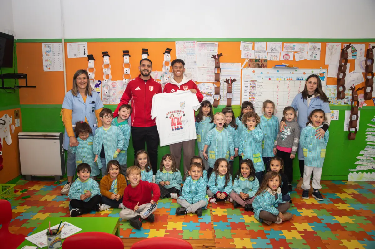 Imagem de contexto do artigo Jogadores do Aves SAD não esqueceram escolas da Vila