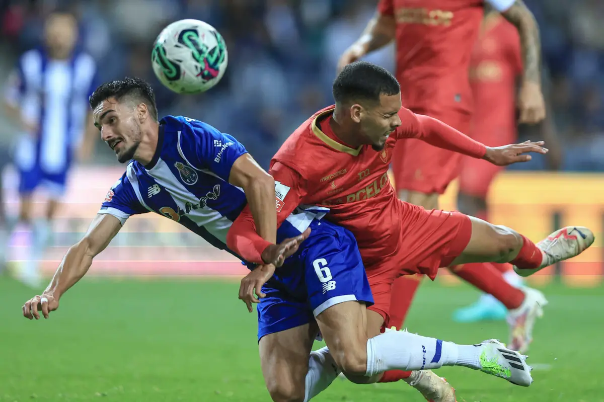 Gabriel Pereira, aqui em disputa de bola com Eustáquio