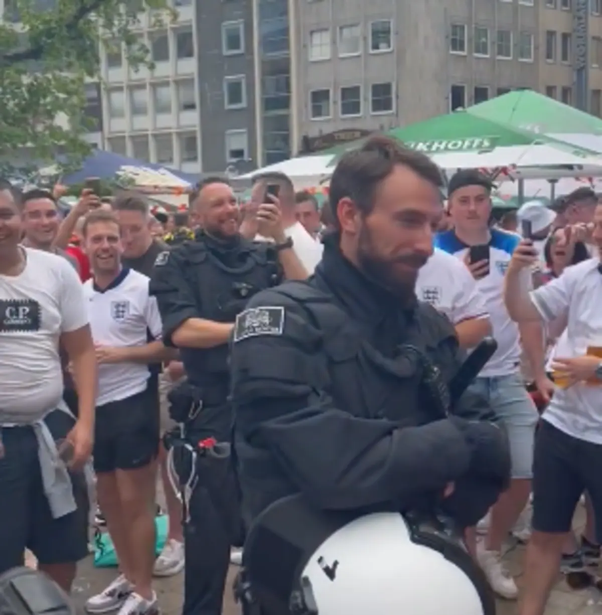 Imagem de contexto do artigo Adeptos ingleses em festa com polícia alemão sósia de Gareth Southgate. Veja o vídeo