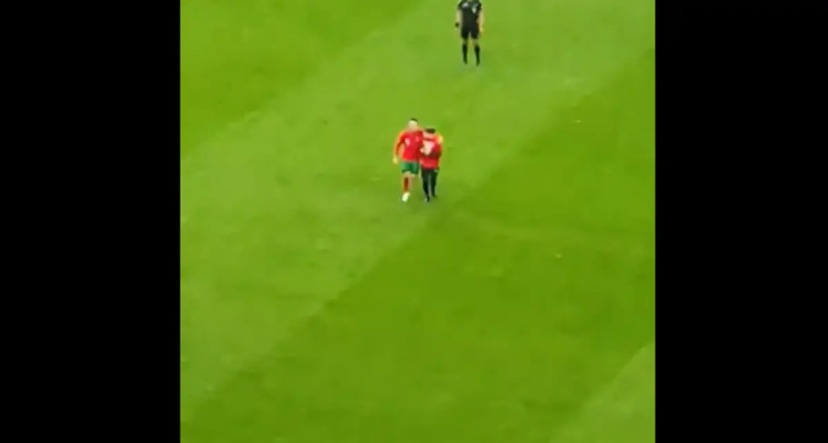 Imagem de contexto do artigo Ronaldo é substituído e deixa o relvado... acompanhado por adepto