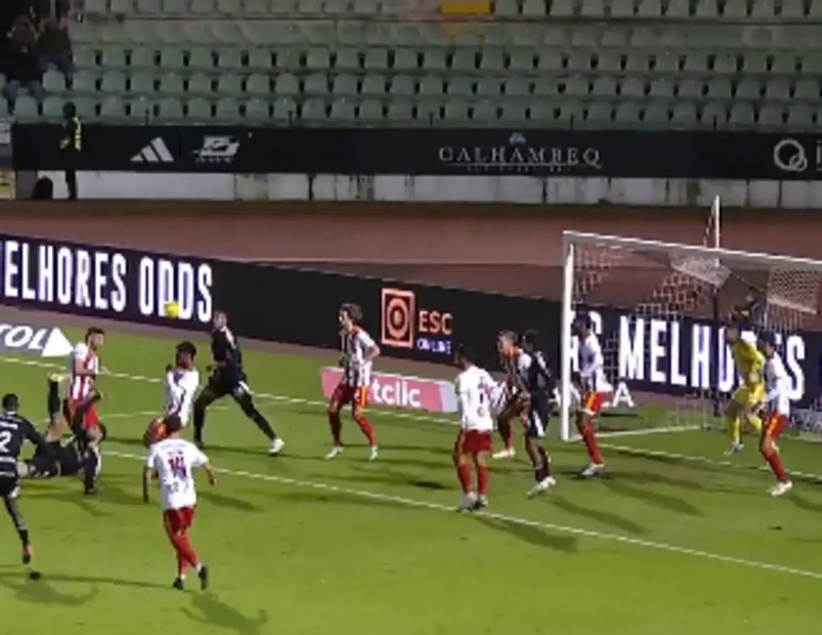 Imagem de contexto do artigo Belo golo acrobático de João Goulart no Casa Pia-Aves SAD