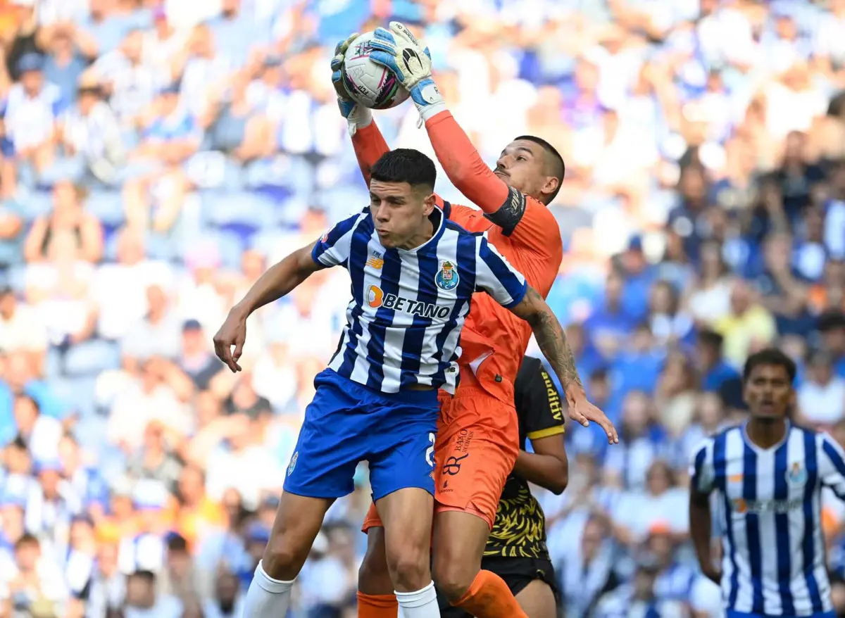 Nehuén Pérez com a camisola do FC Porto (MIGUEL RIOPA / AFP)