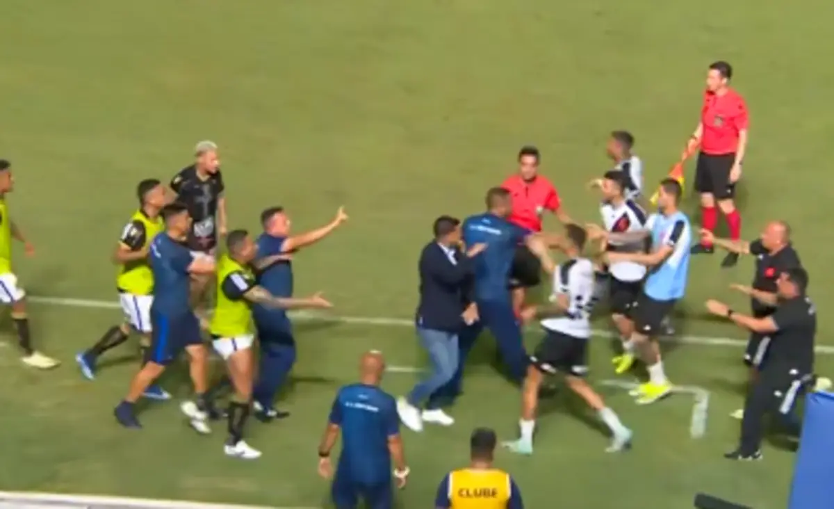 Imagem de contexto do artigo Três vermelhos e 17 amarelos em jogo no Brasil: ex-Benfica João Victor foi expulso