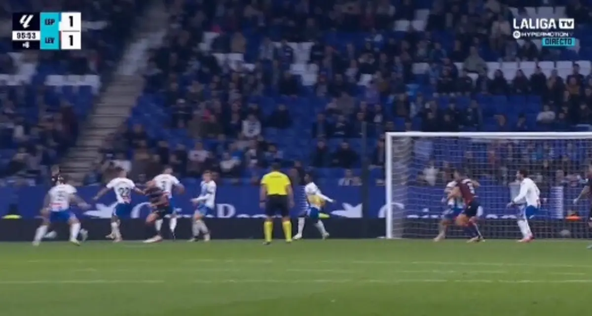 Lance polémico no Espanhol-Levante (créditos: X/Reprodução)