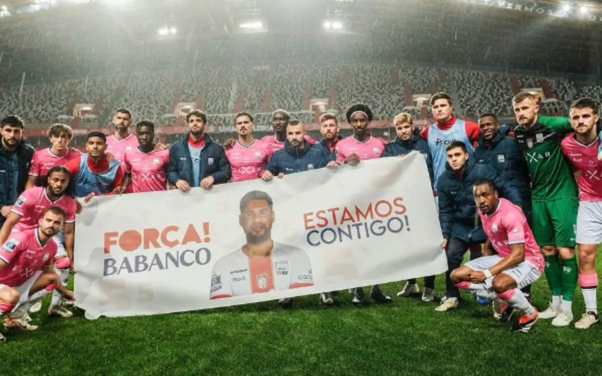 Babanco apoiado pelos companheiros de equipa (Reprodução: União de Leiria)