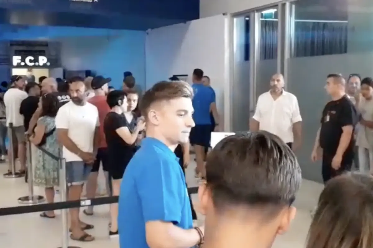 Imagem de contexto do artigo Aplausos para Diogo Costa e fotografias com Chico na chegada ao Museu. Ora veja