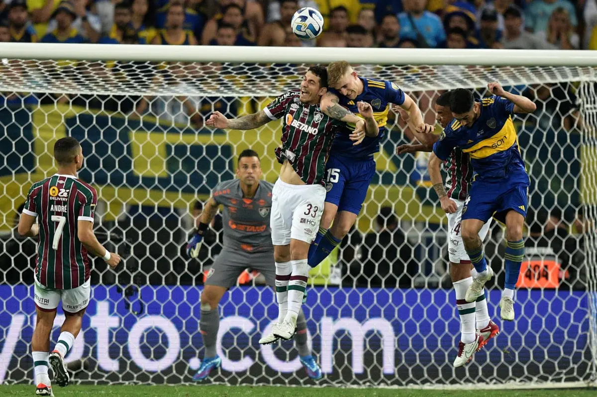 Nino com a camisola do Fluminense (Créditos: AFP)