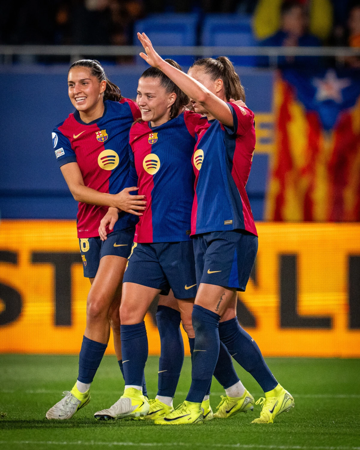 Kika Nazareth, à esquerda