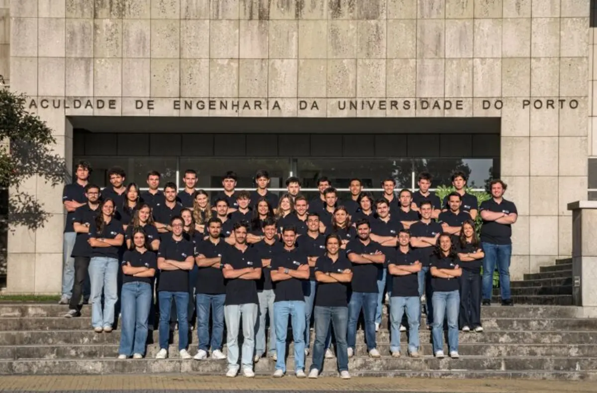 Imagem de contexto do artigo FEUP apresenta “Atlântico”, o primeiro barco solar com casco de fibras naturais feito por estudantes