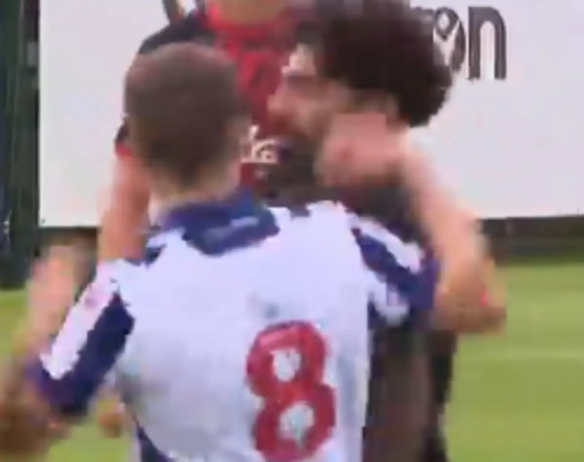 Imagem de contexto do artigo Médio português leva soco na cara em jogo de preparação