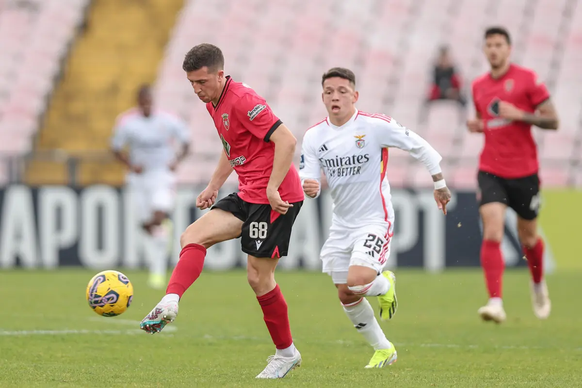 Maga com a camisola do Penafiel (Créditos: Miguel Pereira/Global Imagens)