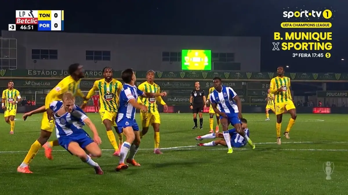 Imagem de contexto do artigo Novo golo anulado no Tondela-FC Porto, por falta de Medina sobre Froholdt